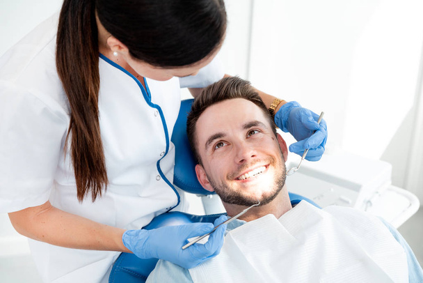 Man having teeth examined at dentists - Foto, Bild