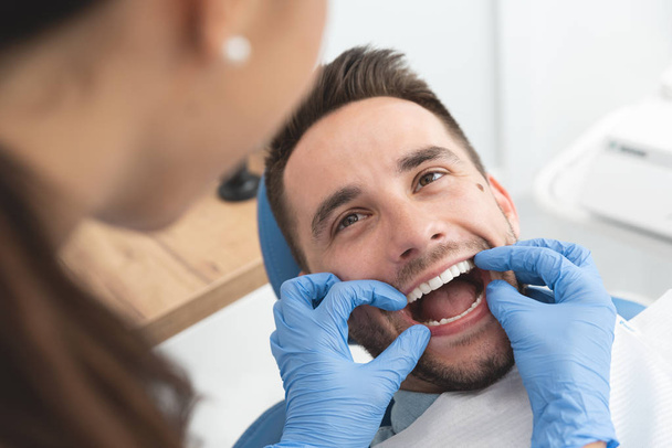 Man having a visit at the dentist's - Foto, afbeelding