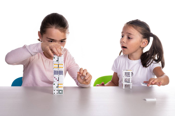 Ragazze che giocano con il domino
 - Foto, immagini