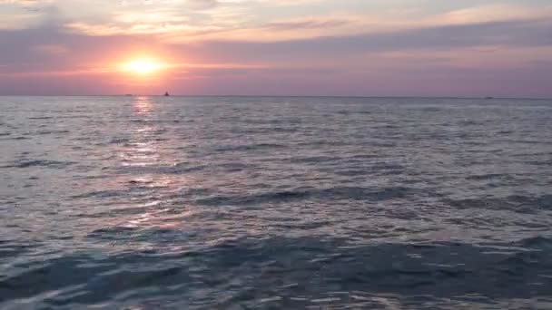 Ακτή με μικρά βότσαλα και καθαρά κύματα νερού - Πλάνα, βίντεο