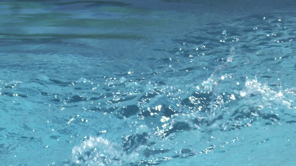 Yüzme havuzuna bir top indikten sonra bir sıçrama serin yavaş hareket  - Video, Çekim