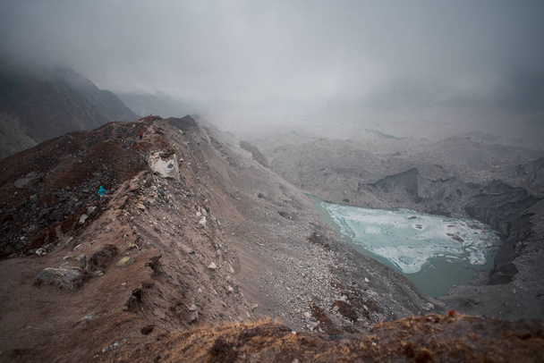 Turistas caminando sobre el extraño glaciar Ngozumpa
 - Foto, imagen