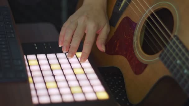 Slow Motion van vrouwelijke handen die muziek produceert  - Video