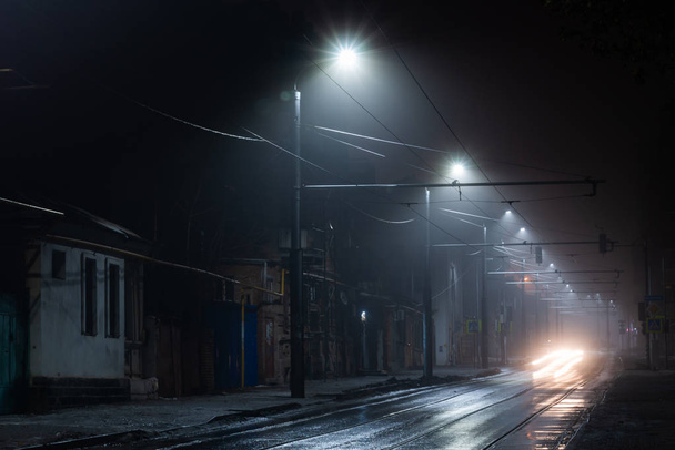 Уличные огни туманная туманная ночь. Маршрут трамвая по городской улице
. - Фото, изображение