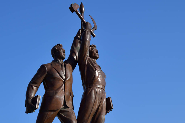Juche tower and statue, Pyongyang, North Korea   - Foto, Imagen