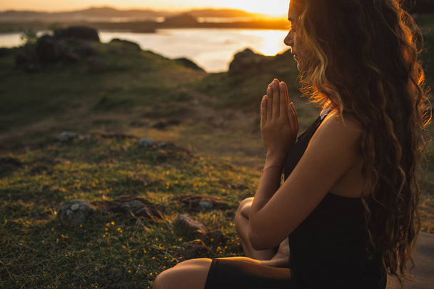 Mujer rezando sola al amanecer. Fondo de la naturaleza. Espiritual y
 - Foto, imagen