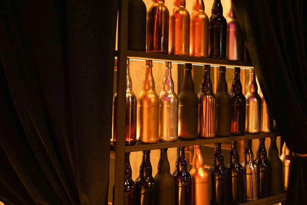 Conjunto de botellas de vino en la cafetería de la ciudad de la moda con nadie
 - Foto, Imagen