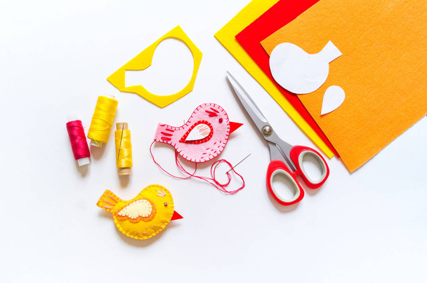 Yellow felt bird workshop. Materials for creativity with children. - Foto, afbeelding
