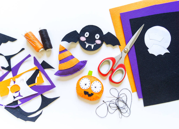 Craft bat black felt workshop.Decor for the holiday halloween. - Foto, imagen