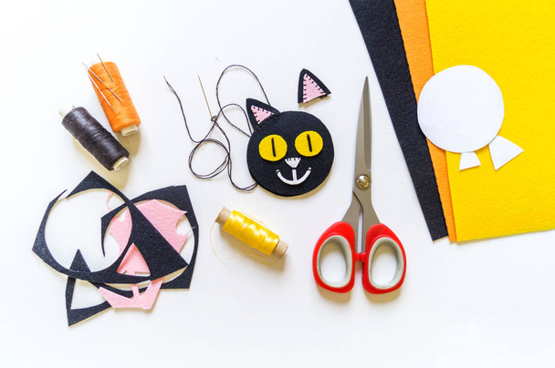 Craft diy from felt black cat. Mystery holiday halloween. - Foto, Bild