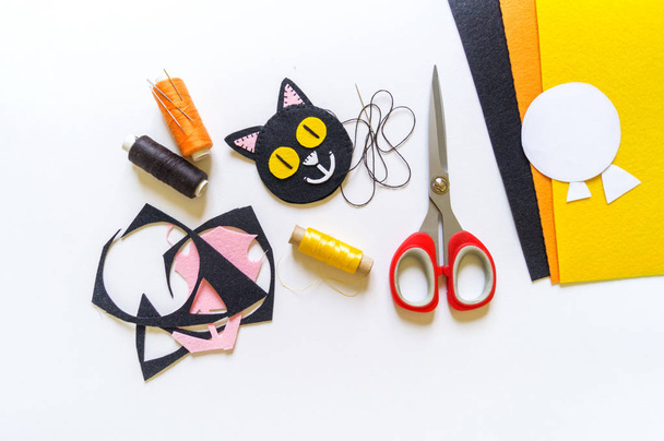 Craft diy from felt black cat. Mystery holiday halloween. - Foto, Imagem