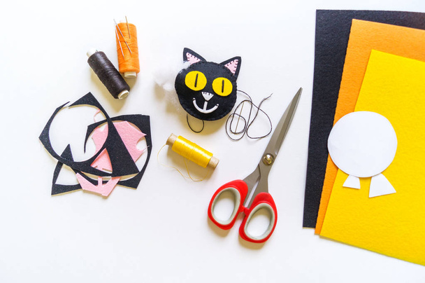Craft diy from felt black cat. Mystery holiday halloween. - Φωτογραφία, εικόνα