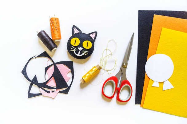 Craft diy from felt black cat. Mystery holiday halloween. - Foto, imagen
