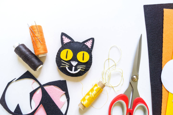 Craft diy from felt black cat. Mystery holiday halloween. - Фото, изображение