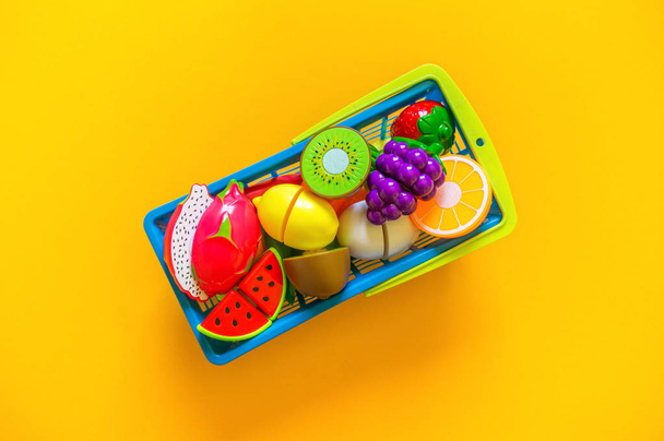 Kinderspielzeug Gemüse Obst und Produkte für das Spiel des Ladens. flacher Lagekopierraum - Foto, Bild
