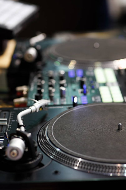 giradiscos DJ profesionales y mezclador de sonido
 - Foto, imagen