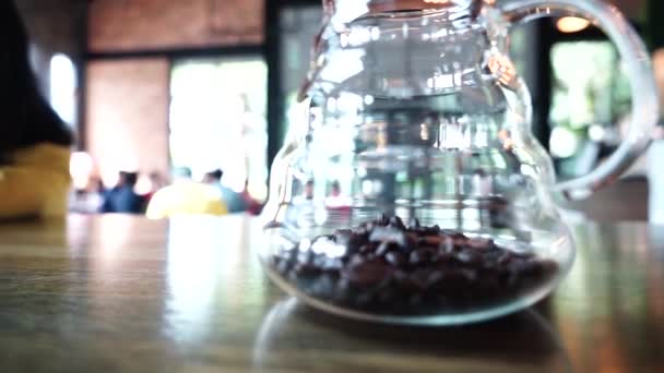 Kaffeebohnen mit Glas zum Dekorieren im Café - Filmmaterial, Video