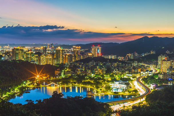 Luftaufnahme der Stadt Taipeh bei Nacht in Taiwan - Foto, Bild