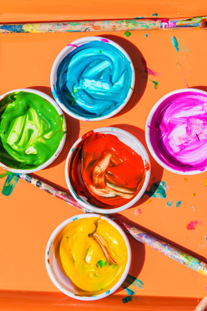 Barevné barvy sedět v koulené pro děti k malování - Fotografie, Obrázek