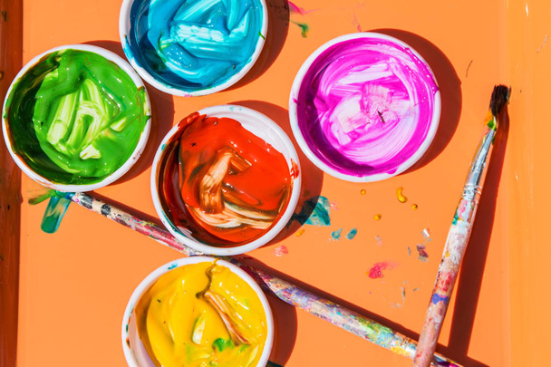 Barevné barvy sedí v kontejnerech pro děti k malování - Fotografie, Obrázek