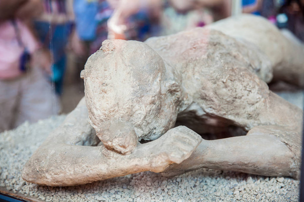Гіпсова лита тіла жіночої жертви стародавнього міста Помпеї - Фото, зображення