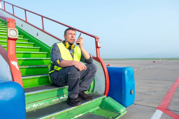 Letištní pracovník rádio souřadnice řídící žebřík terminál - Fotografie, Obrázek