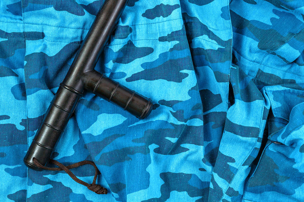 bastón de goma negro en azul urbano policía antidisturbios ruso camuflaje plano laico
 - Foto, Imagen