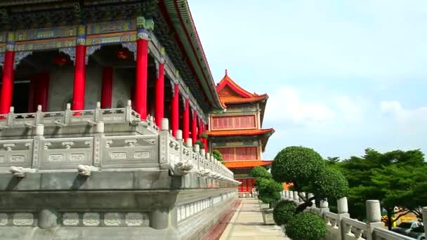 Az épületet a kínai építészet tervezte a Borom Racha Kanchana Phisek Temple - Felvétel, videó