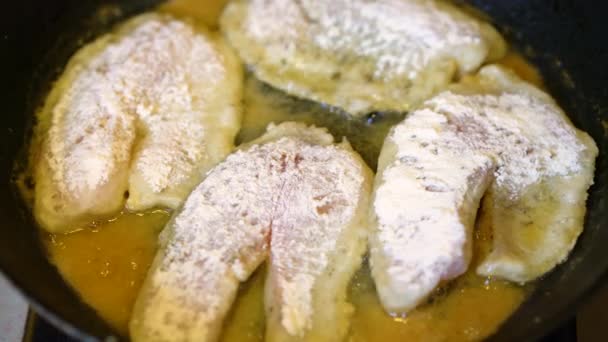 Рыбные стейки, жарящиеся на сковороде
 - Кадры, видео