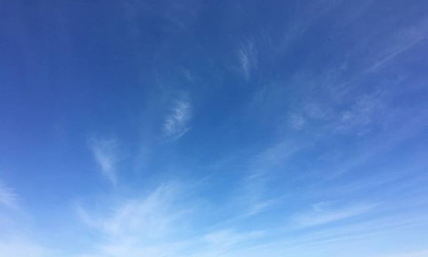 wolken, hemelsblauwe achtergrond. wolkenblauwe lucht. - Foto, afbeelding