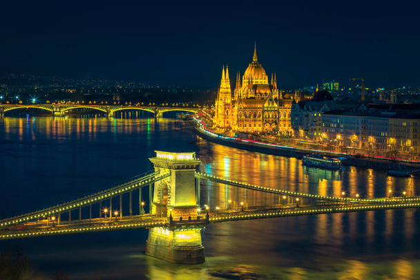 Iluminated Chain bridge and Parliament building at night, Budapest, Hungría
  - Foto, Imagen