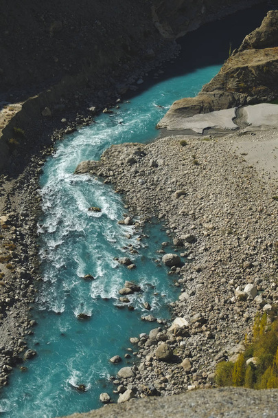 Nad výhledem na čerstvou vodu klikaté tyrkysové modré řeky protékající karákóramského horské oblasti. Gilgit Baltistánu, Pákistán. - Fotografie, Obrázek