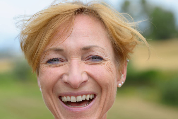 Щаслива жінка з прекрасною веселою посмішкою
 - Фото, зображення