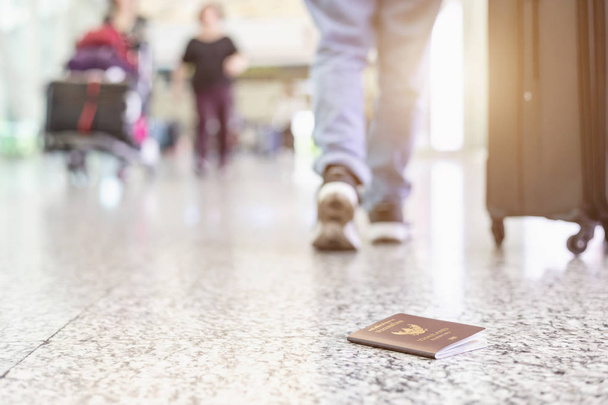 Travelers lost their passport at the airport - Φωτογραφία, εικόνα