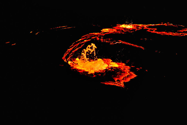 Erta Ale cráter del volcán, derretimiento de salpicaduras de lava, depresión de Danakil Etiopía
 - Foto, Imagen