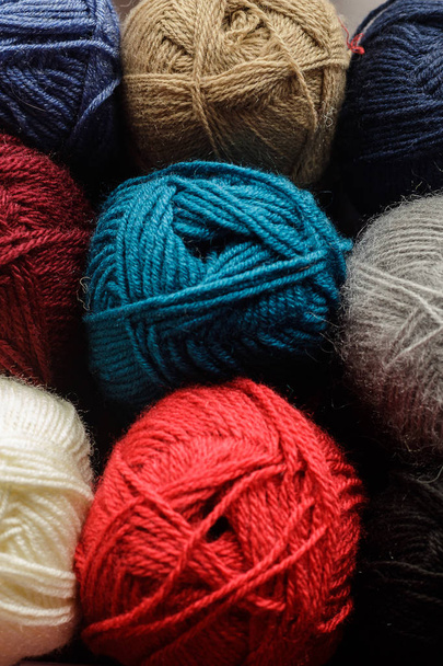 Hilados de lana para tejer. Un montón de madejas de colores de lana hilado de cerca
. - Foto, Imagen