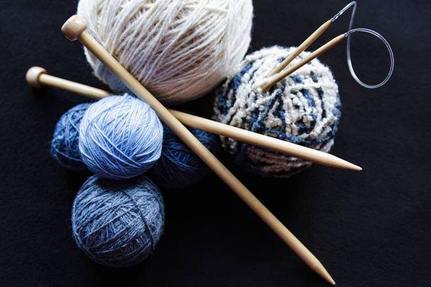 編み物用ウール糸。ウール糸クローズアップのカラフルなスケインの束. - 写真・画像