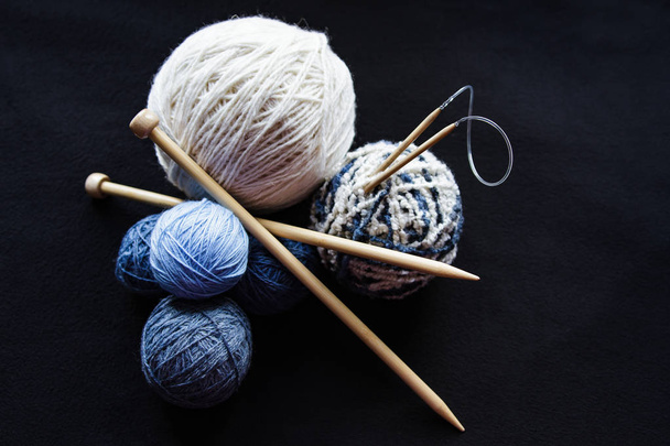 Hilados de lana para tejer. Un montón de madejas de colores de lana hilado de cerca
. - Foto, imagen