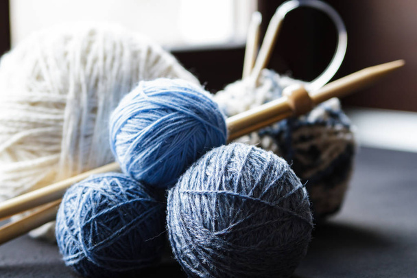 Wool yarn for knitting. A bunch of colorful skeins of wool yarn close-up. - Zdjęcie, obraz