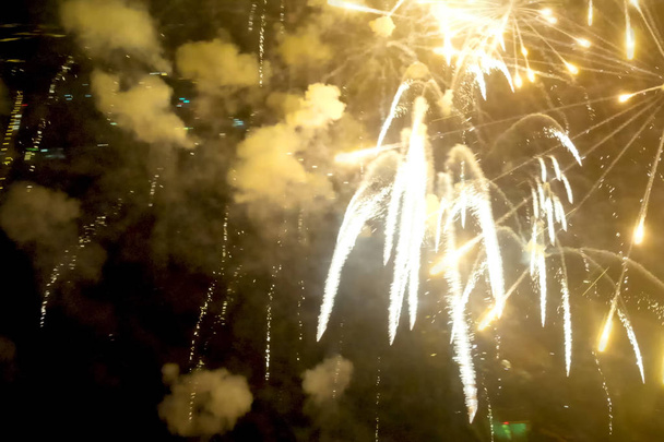 Fogos de artifício de Ano Novo, dentro da vista de fogos de artifício
 - Foto, Imagem