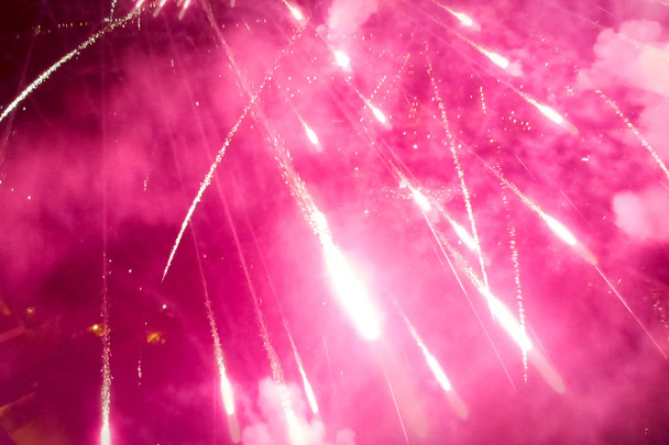 Πυροτεχνήματα του νέου έτους, μέσα από τα πυροτεχνήματα - Φωτογραφία, εικόνα