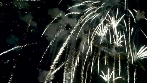 Újévi tűzijáték, bennfentes tekintettel a tűzijáték, színes villog a pirotechnika. - Felvétel, videó