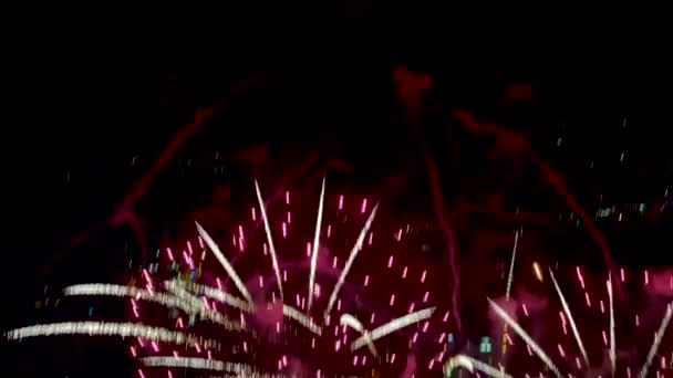 New Year's Fireworks, insideview van het vuurwerk, kleurrijke flitsen van pyrotechniek. - Video