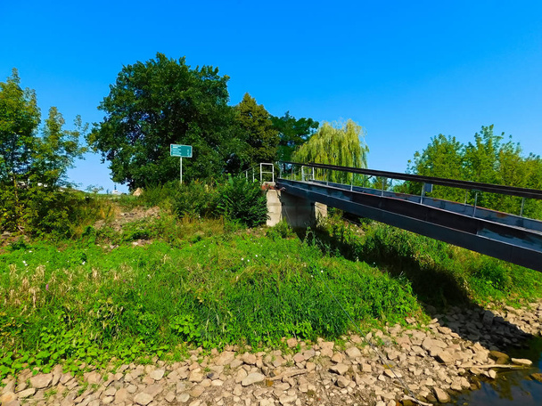 La pasarela a orillas del Oder en el río fronterizo
 - Foto, imagen