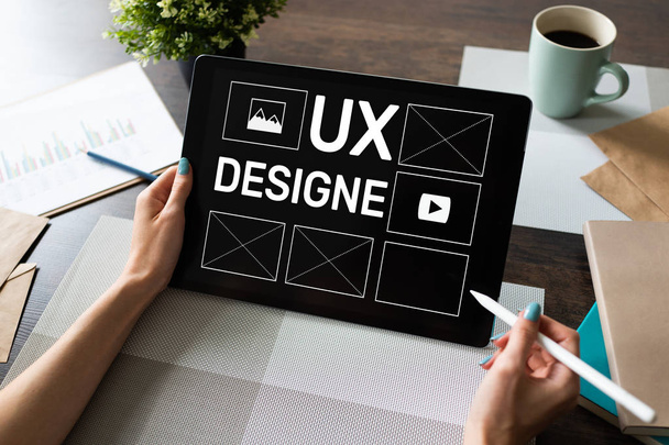 Diseño UX. Diseñador de experiencia de usuario, Web y desarrollo de aplicaciones. Concepto de Internet y tecnología. - Foto, imagen
