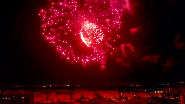 New Year's Fireworks, insideview van het vuurwerk, kleurrijke flitsen van pyrotechniek. - Video
