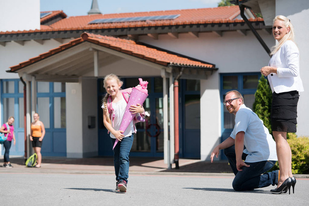 Little girl getting out of school after her first day - Foto, Imagen