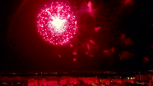 Újévi tűzijáték, bennfentes tekintettel a tűzijáték, színes villog a pirotechnika. - Felvétel, videó