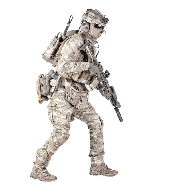 Correndo soldado com rifle tiro estúdio isolado
 - Foto, Imagem