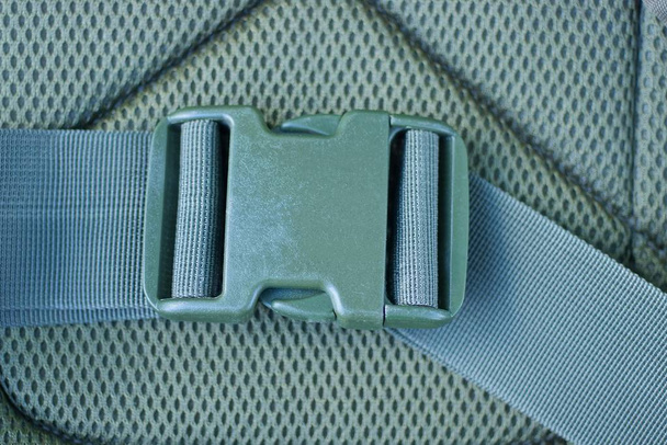 loquet carbine sur le harnais de la matière verte du sac à dos
 - Photo, image